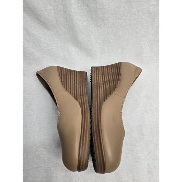 Crocs A-Leigh Wedge Heel Pumps Women's Sz 6 Beige Closed Toe Leather Shoes - Picture 8 of 8